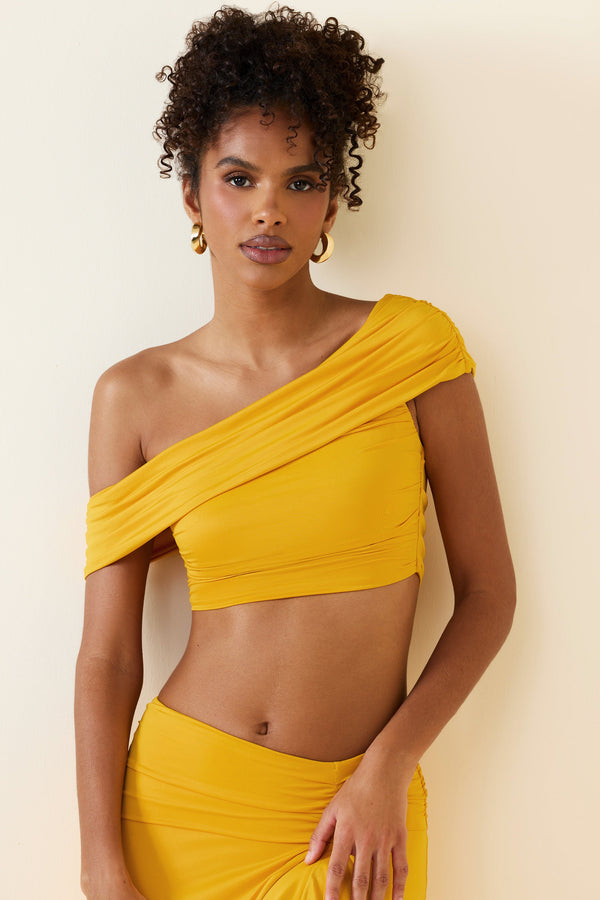 Altın Sarısı Asimetrik Dantelli Düşük Omuz Crop Top