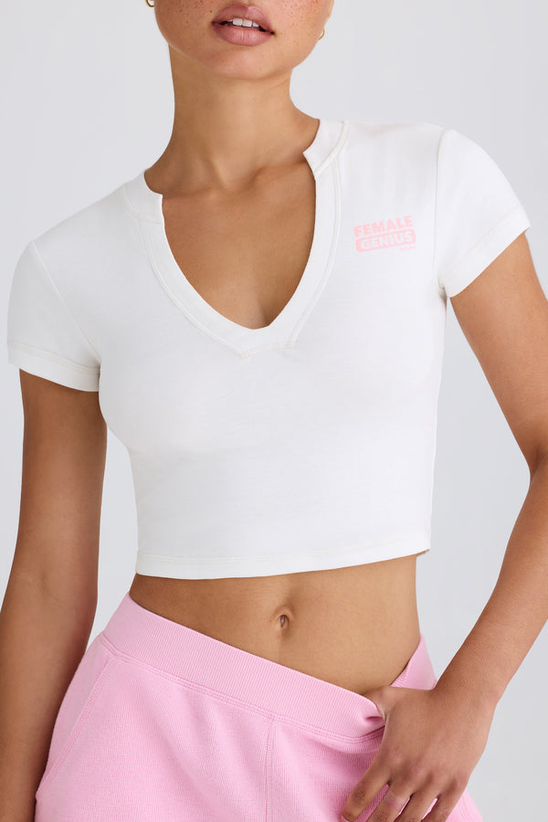 Beyaz Grafik Desenli Kırpılmış Tişört